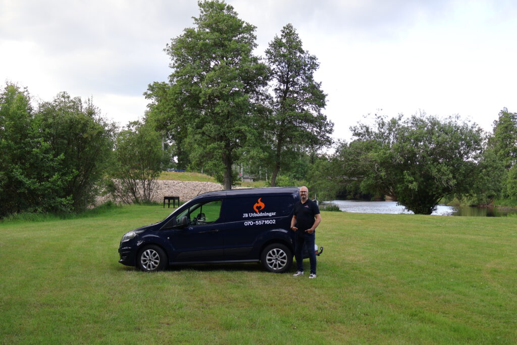 Instruktör från JB Utbildningar visar HLR-teknik i Ljungby